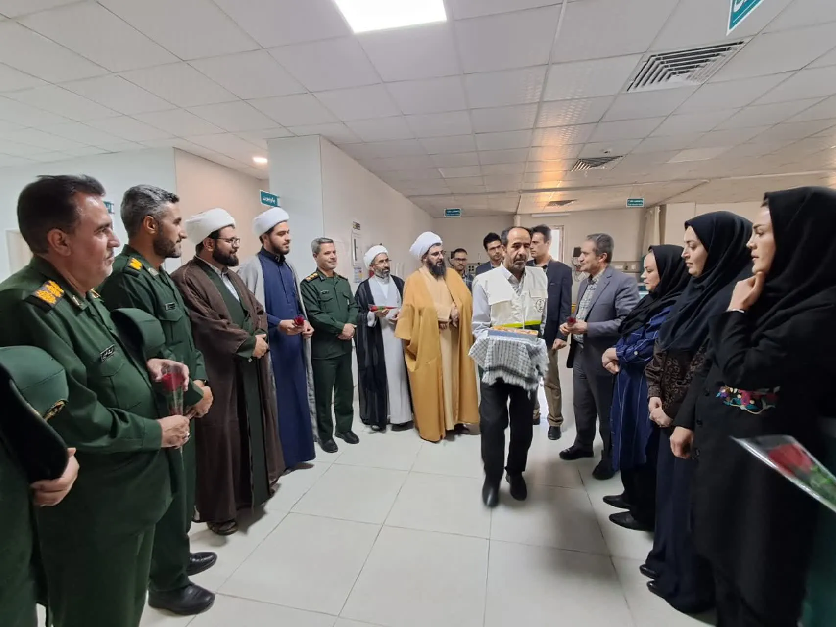 حضور امام جمعه و جمعی از مسئولان شهرستان فامنین در بیمارستان امام حسن(ع) به مناسبت روز پرستار